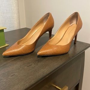 Banana republic brown embossed pumps size 9.5